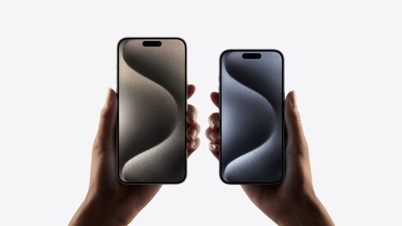 Duas mãos segurando modelos do iPhone 15 Pro com design premium, representando a escolha ideal de um iPhone confiável.